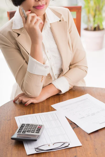 Senhora de negócios com relatório financeiro — Fotografia de Stock