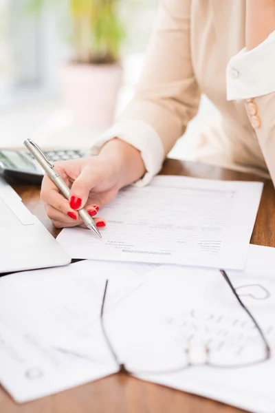 Female accountant working with papers — Stock Photo, Image