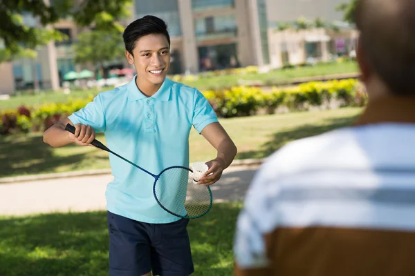 Vietnamca genç badminton oynarken — Stok fotoğraf