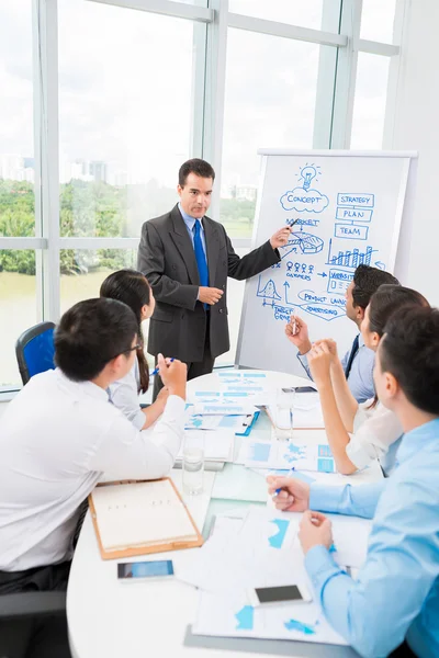 Empresario explicando idea a colegas — Foto de Stock