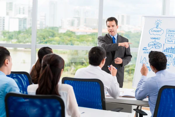 Affärsman ledande seminarium för kollegor — Stockfoto