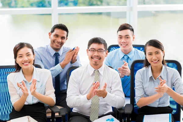 Applaudierende Geschäftsleute — Stockfoto