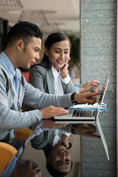 Manager visar sin kollega laptop — Stockfoto