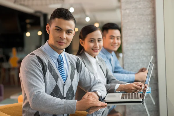 Zakenman en collega's zitten in cybercafe — Stockfoto