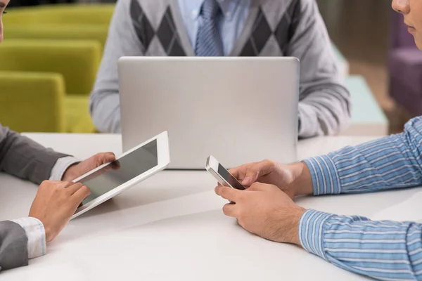 Geschäftsleute mit verschiedenen Gadgets — Stockfoto