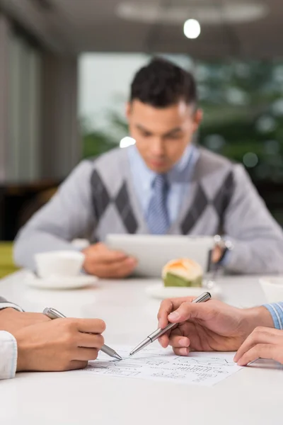 Manos de gente de negocios señalando — Foto de Stock