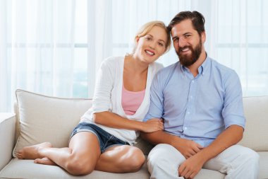 gülümseyen evli çift