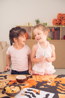 Halloween süslemeleri yapmak