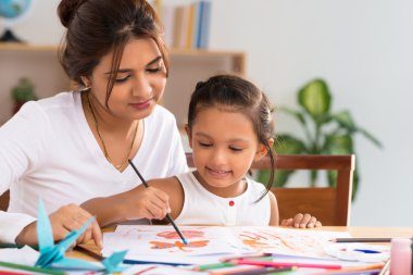 Anne kızıyla vakit geçiriyor.