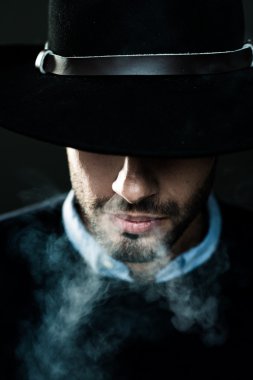 adam exhaling sigara dumanı