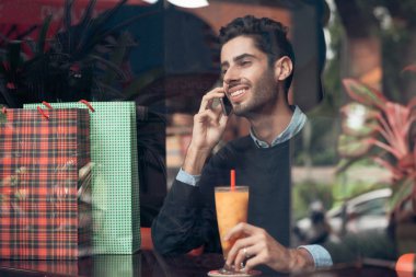 gülümseyen adam telefonda konuşurken