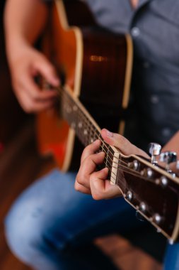 Gitar çalan müzisyen