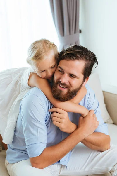 Baba ve kızı oynuyor. — Stok fotoğraf