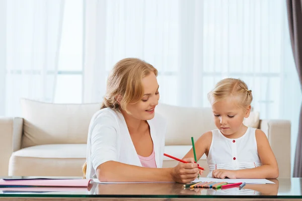 Madre e figlia che disegnano con matite — Foto Stock