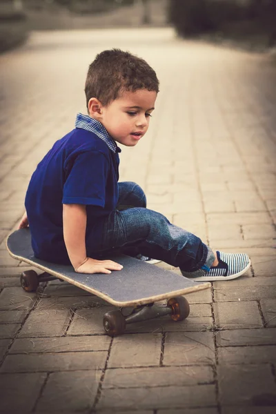 Niño en monopatín — Foto de Stock