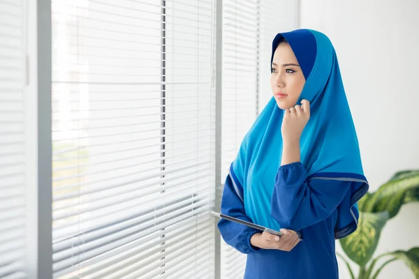 Pensive Muslim manager — Stock Photo, Image