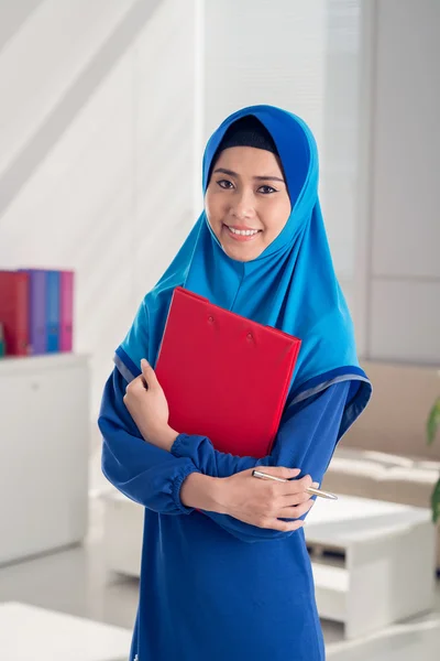 Pretty Muslim business woman — Stock Photo, Image