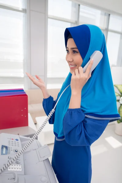 Asian woman talking on telephone — Stock Photo, Image