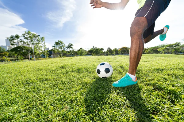 サッカー選手のキックのボール — ストック写真