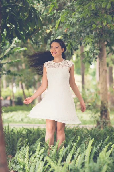 Young woman jumping — Stock Photo, Image