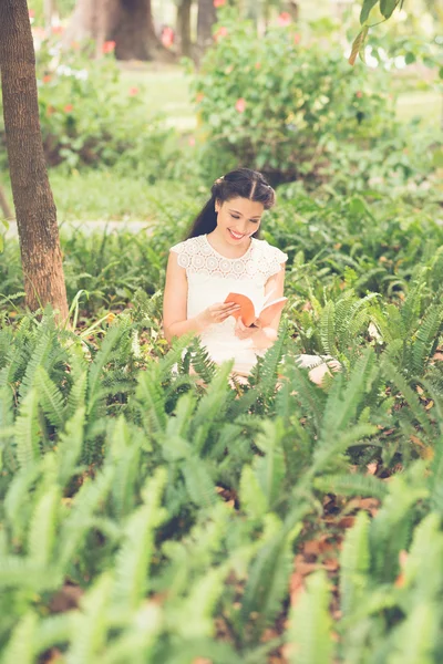 Jovem mulher leitura livro — Fotografia de Stock