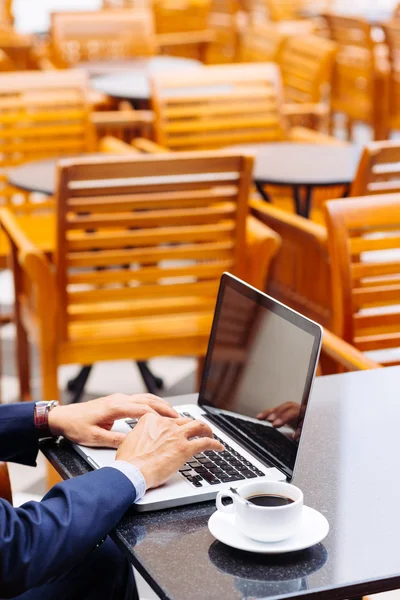 Uomo d'affari che lavora su laptop — Foto Stock