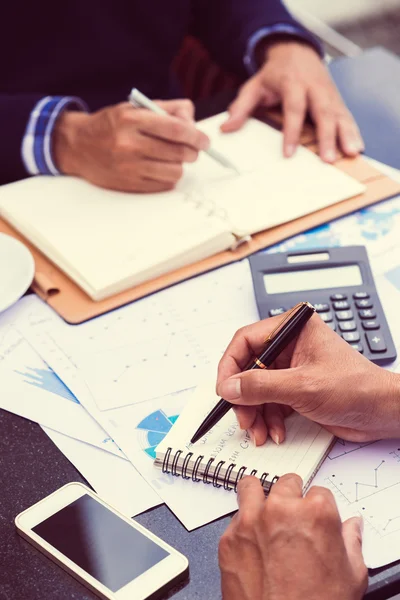 Empresario anotando su horario — Foto de Stock