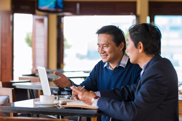 カフェで会う 2 つのアジアのビジネスマン — ストック写真