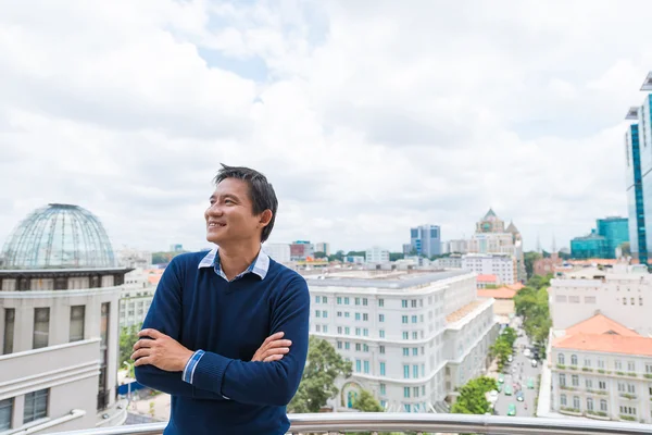 Asiatische Mann genießen Aussicht — Stockfoto