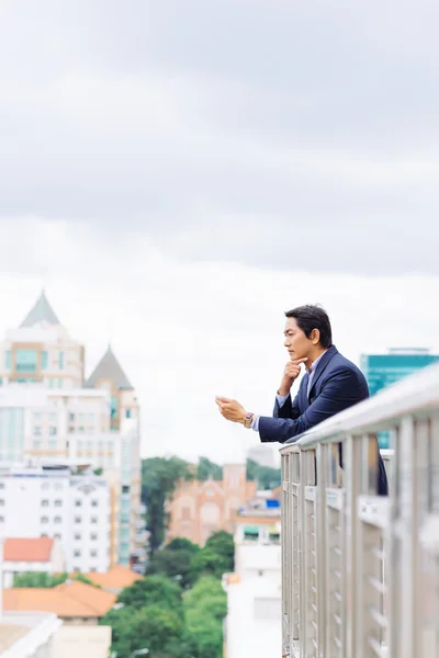 物思いにふけるのアジア系のビジネスマン — ストック写真