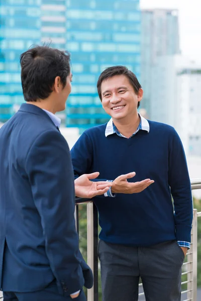 Asiatico uomini d'affari chattare — Foto Stock