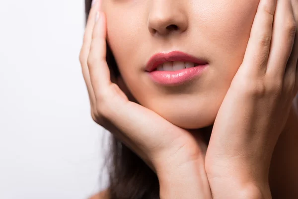 Mujer joven con labios hermosos — Foto de Stock