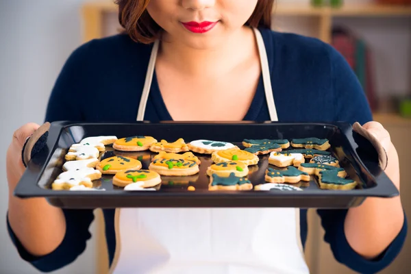Woman holding baking tray — Stock Photo, Image