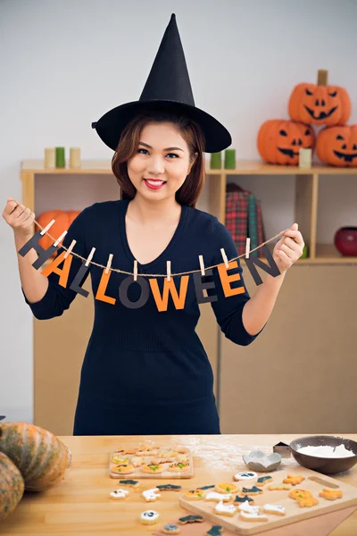 Woman holding word Halloween — Stock Photo, Image