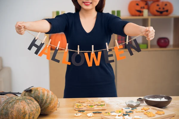 Mulher com palavra Halloween — Fotografia de Stock