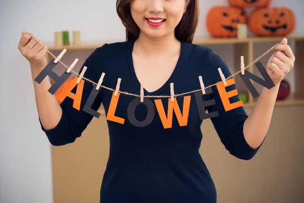 Vrouw met woord halloween — Stockfoto