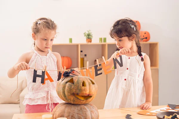 Creación de decoraciones de Halloween — Foto de Stock