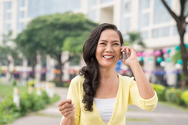 Frau telefoniert mit Handy — Stockfoto