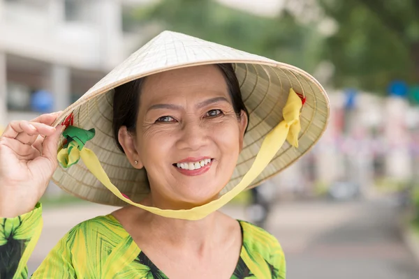 Mujer en sombrero cónico —  Fotos de Stock