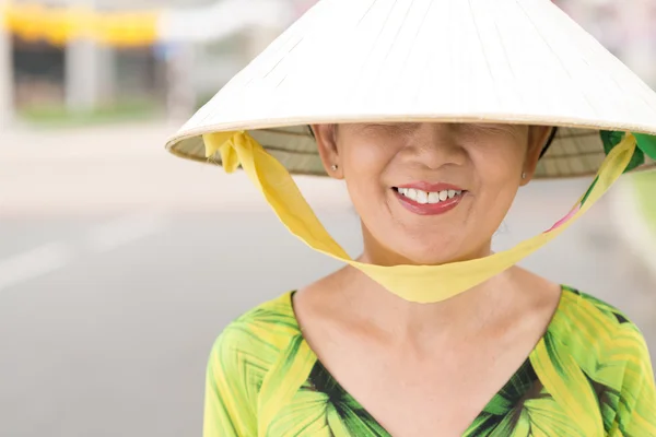 Frau mit breitkrempigem Bambushut — Stockfoto