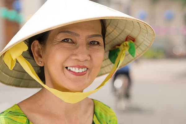 Neşeli Asyalı kadın — Stok fotoğraf