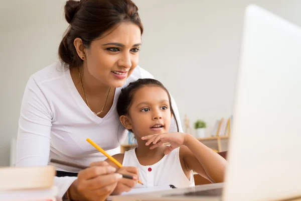 Young girl and her mother — Stock Photo, Image