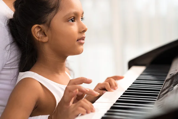 Petite fille indienne jouant du piano — Photo