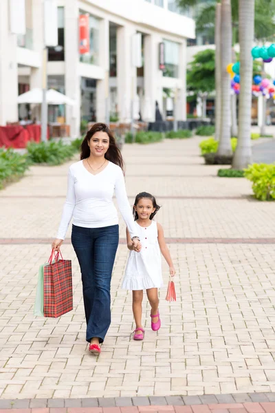 Mor promenader med sin dotter — Stockfoto
