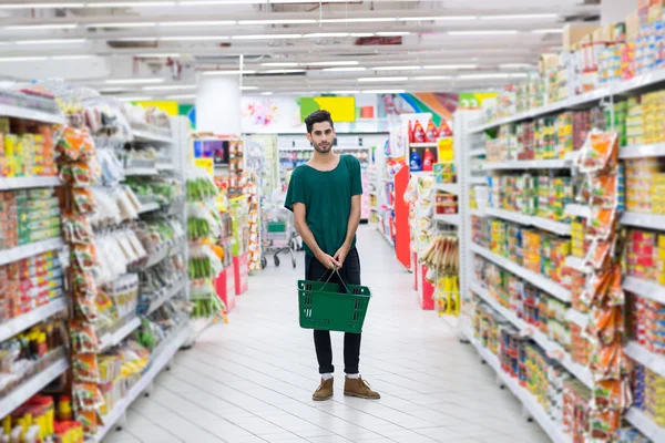 Hombre hispano en el supermercado — Foto de Stock