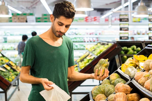 Homme mettant de la courge — Photo