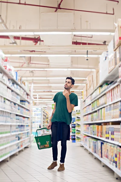 Homem à procura de produto na loja — Fotografia de Stock