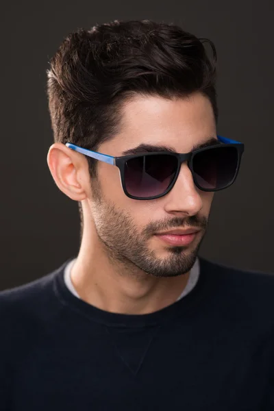 Hombre con gafas de sol — Foto de Stock