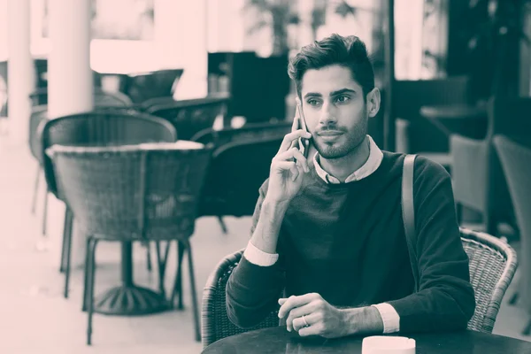 Jeune homme parlant au téléphone — Photo