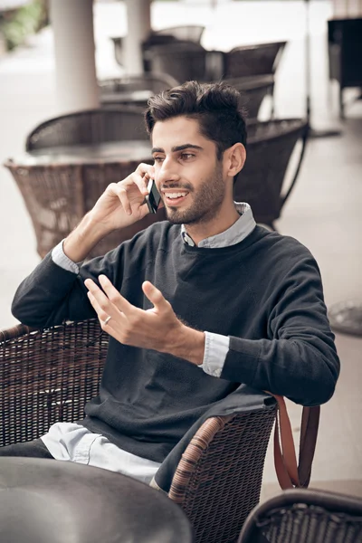 Cheerful man talking on phone — Stock Photo, Image